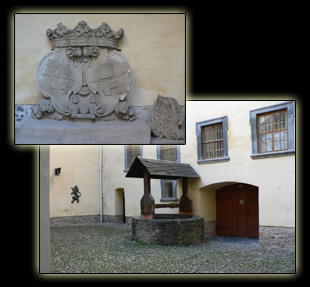 Burghof von Schloss Burgk mit Wappenstein und Burgbrunnen
